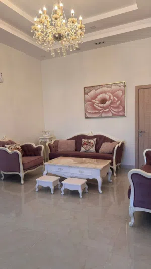 طقم كنب فخم وقليل الاستعمال للبيع