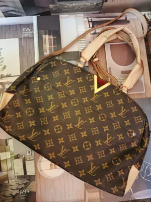 شنطة من لويس فيتون أصليه 100%