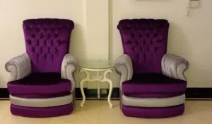 كرسين و طاولة