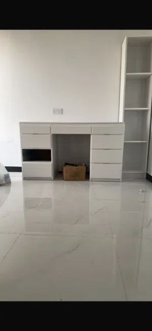 تسريحة مع دولاب ارفف للعطور