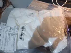 للبيع مجموعة ملابس... شورت ازرق و بنطلون بني و بلوزتين وحدة ازرق غامق و وحدة ابيض