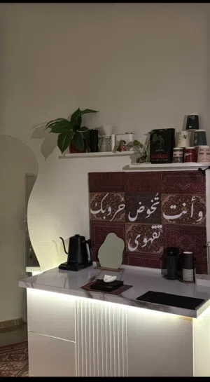 ركن قهوه مع ارفف جميل وراقي