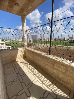 شقه فارغه للبيع اربد شارع البتراء