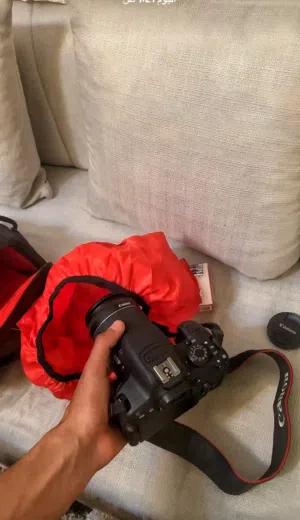 كاميرة كانون 700d شتر :1k عدسة :18-55 mm معاها الحزام والشنطه