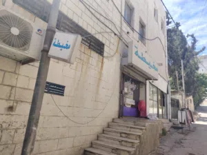 محل تجاري للايجار مخيطه. تصليح وبيع احذيه وحقائب. دراي كلين