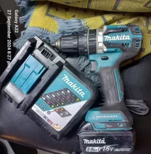 درل ماكيتا  makita  اصلي  مستعمل بحال الوكالة  شاحن اصلي  .  . . . . . . . . .drellmakita