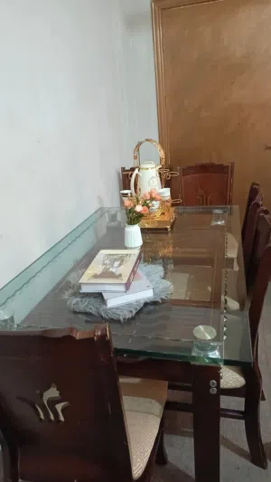 طاوله سفره وكراسيها بحالة الوكاله