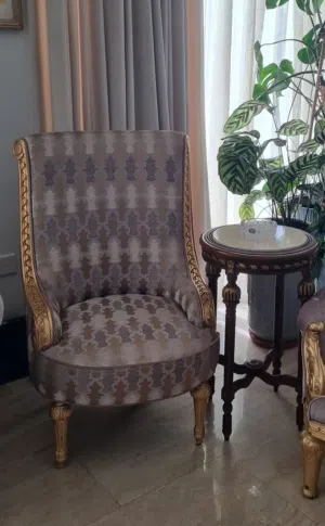 طقم مصري شبه جديد  الصبغ ورق ذهب يتكون من كنب 3 اشخاص،كرسيين مفرد طاوله وسطيه وطاولتين جانبيه