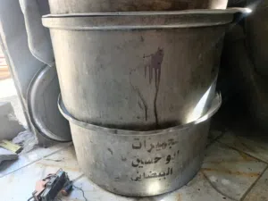 جدر عدد 2. وسط لبيع بيهن خلل واحد كل واحد بي زرف صغير يعني مو مال طبخ يضل ينكط. بس يفيد المواكب يترس