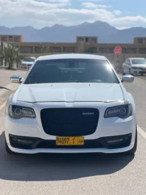 Chrysler 300s السيارة مسرفسة وجاهزة للاستخدام