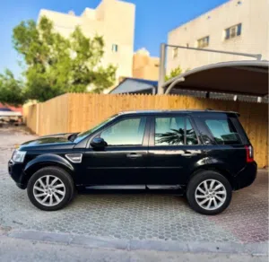 2013 Land Rover LR2 HSE SUV with Panoramic Sunroof and Advanced Features
