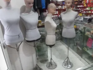سته اصنام عرض ملابس جسم على قاعده حديد