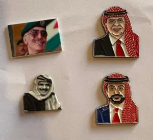 ستكرات معدنيه برسمات متعدده للبيع الكميه كامله الحبه على 30 قرش