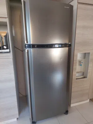 ثلاجه شارب تايلندي حجم 508 لتر لون سلفر ستيل مستعمل بحالة ممتازه تبريد و تفريز . إضاءة. توفير طاقه.