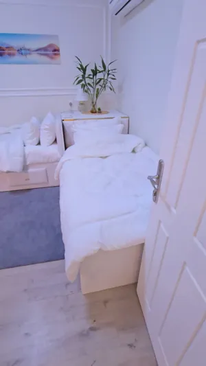 غرفة نوم كاملة مكونة من سريرين بدون المترس