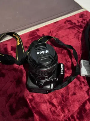 Nikon (D5500) مع كامل ملحقاتها