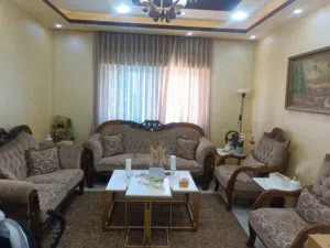 طقم كنب مع طاولة وسط و4 جانبيات ممتاز للبيع