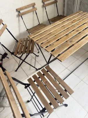 طاولة ايكيا تارنو (TÄRNÖ) هي طاولة خارجية قابلة للطي واقتصادية، مع اربع كراسي بنفس مواصفات الخشب وال