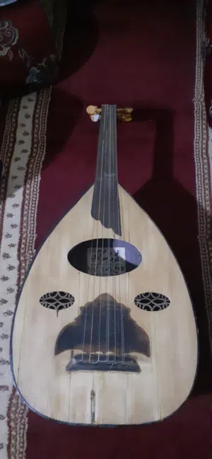 عود عراقي خشب قديم ومميز (لعشاق الطرب الأصيل والأنغام الدافئة)