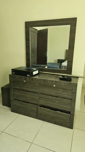 Elegant Dressing Table with Chair for Sale – Mirror Included, Excellent Condition