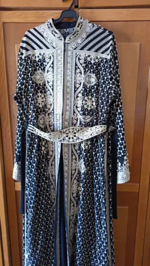 قفطان أسود وبيج