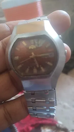 للبيع ساعات