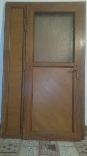 باب  PVC  للبيع شبه جديد