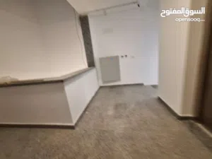 شقة تجاريه ارضيه مستقله بقراجها تصلح لشركات ومكاتب ف منطقه ابوسته