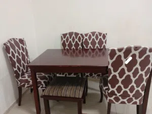 كنب. و طاولة طعام