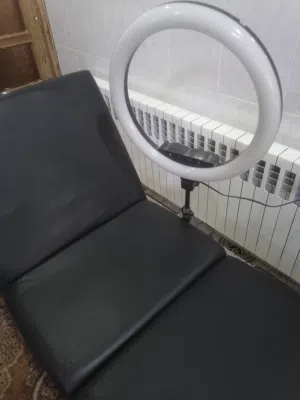 سرير لتركيب الرموش أو تنظيف البشره مع إضاءه بحاله ممتازه قابل للطوي على شكل شنتة متنقله