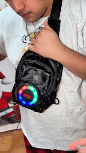 حقيبة عصرية مع مكبر صوت بلوتوث مدمج وإضاءة RGB.