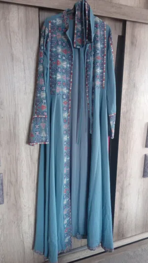 قفطان لونه ازرق
