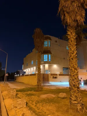 للايجار فيلا شارع رئيسي 3 وجهات وارتداد بالعدان قطعه 2 تصلح سكنى أو حضانه طابقين وسرداب