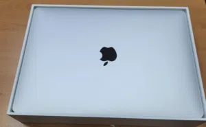 للبيع MacBook Air 2020/ i3/13 inch/256 ssd/8 ram/ لون فضي مع الكرتون