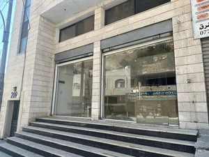 محل جاهز للإيجار على شارع الميدان في السلط مع سدة إسمنتية