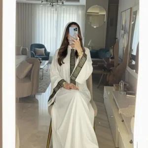 بتدوري على عباية شيك محتشمة ومريحة