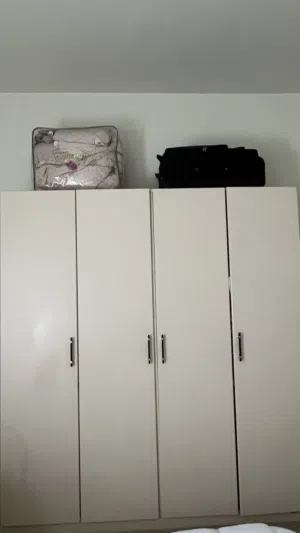دولاب بيج للبيع وتسريحه وطواله جانبيه ودولاب مفتوح لون احمر للبيع