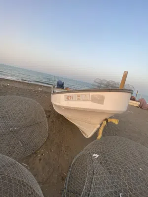 قارب صيد 25قدم قارب ممتاز ونضيف وفوق الممتاز موجوده فيه ملكيه