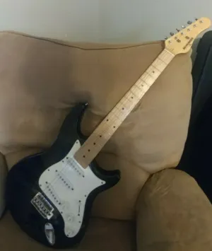 جيتار ماركة عالميه ( برنجر ) مستعمل بحالة ممتازه