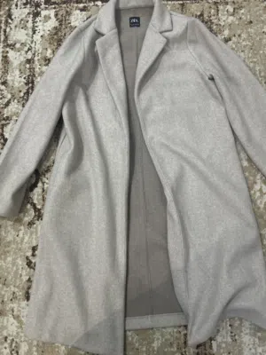 معطف طويل رمادي من ZARA – ستايل كلاسيك شيك.