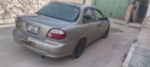 سيارة كيا سيفيا 1997 برونزية مرخصة وتعمل بنظام البنزين مع داخلية أسمنتية
