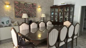 طقم سفره خشب 10 أشخاص + خزانه فاترينا + بوفيه