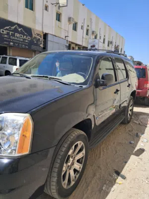 جي ام سي يوكن حجم صغير  السياره نظيفه وممكن تخفض  السعر بس بالمعقول