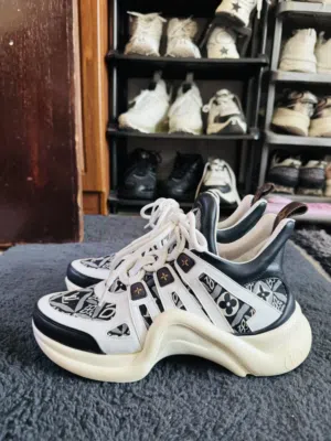 شوز Lv اتلبس مره واحده بس جبته انه41 لقيته يلبس 40