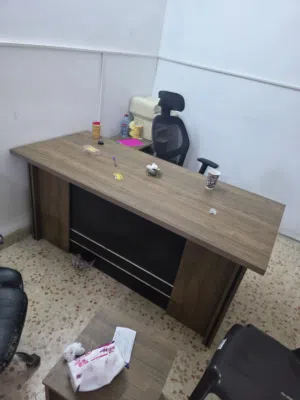 طاولة مكتب وكرسي