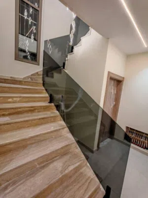 ( حجيرللسيكوريت )  زجاج سيكوريت: الأمان والأناقة في آن واحد.   لحماية فائقة ومظهر عصري لمنزلك أوعملك