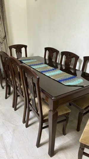 طاولة سفرة 8 مقاعد بحالة ممتازة للبيع 280 دينار