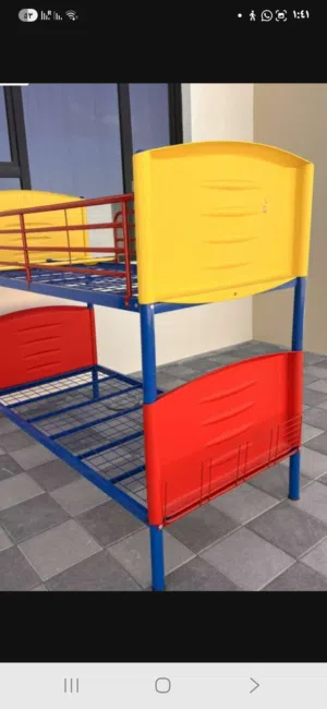 سرير أطفال مكون من دورين. A two-story children's bed
