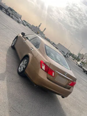 ماشيه 110سياره لكزس  موديل 2009 لون برونزي كامل المواصفات الممشى 110 km  سياره نظيفه جدا