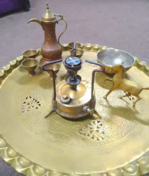 بابور كاز أثري عبارة عن تحفة فنية مع بعض المقنبات الانتيكا القديمة